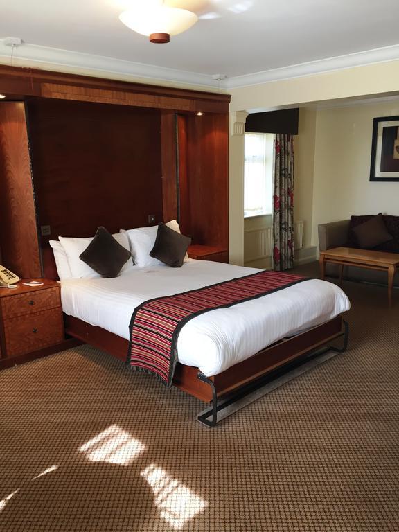The Royal Chace Hotel Enfield Eksteriør billede